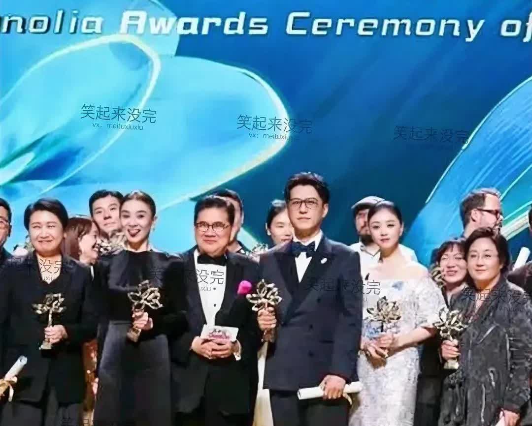 发现主持人曹可凡咖位不一般，看“白玉兰”颁奖过后合影，他都是站最主要的位置，连靳
