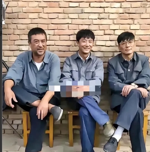 你能说出这三位男演员的名字吗？我只认得黄轩和张嘉译呢。右边这位看着眼熟，可不知道