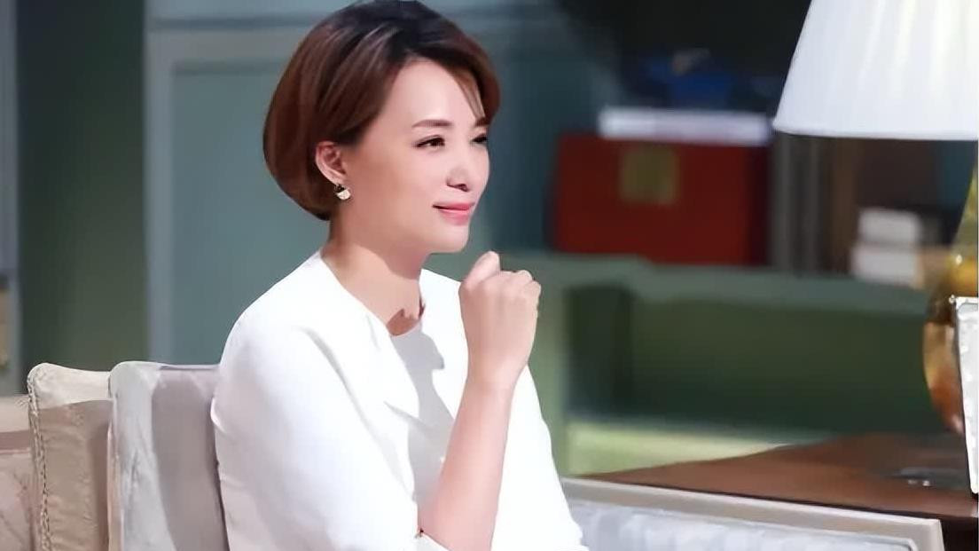 董卿路边摊素颜曝光，天呐，女神也爱撸串？