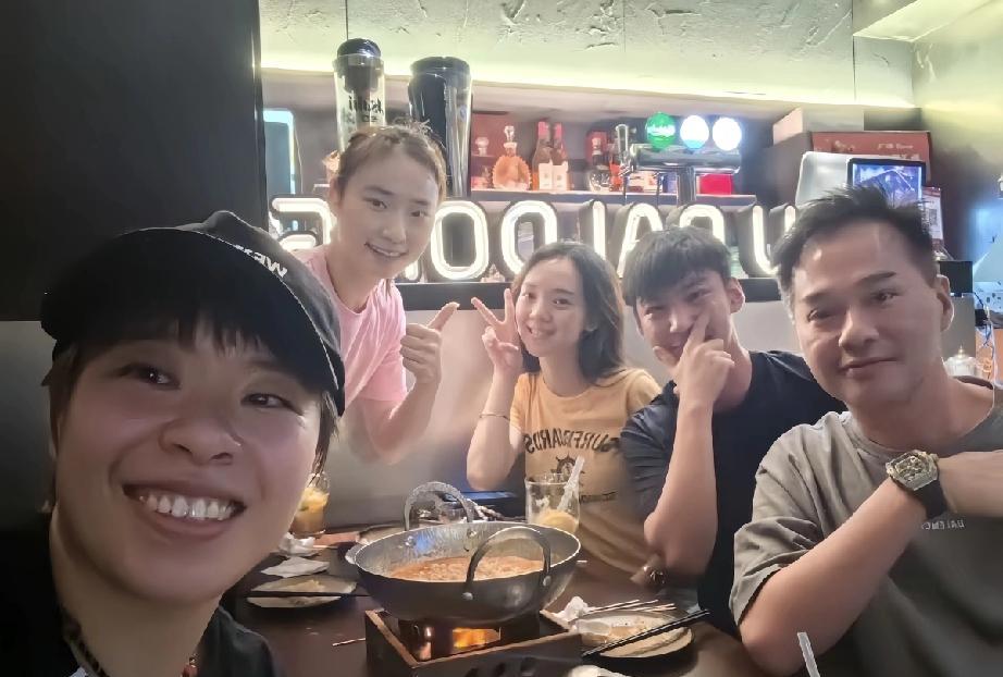 草莓姐姐是真漂亮，不像在她的社交账号里那么多美颜，这样自然的镜头反而显得脸特别小