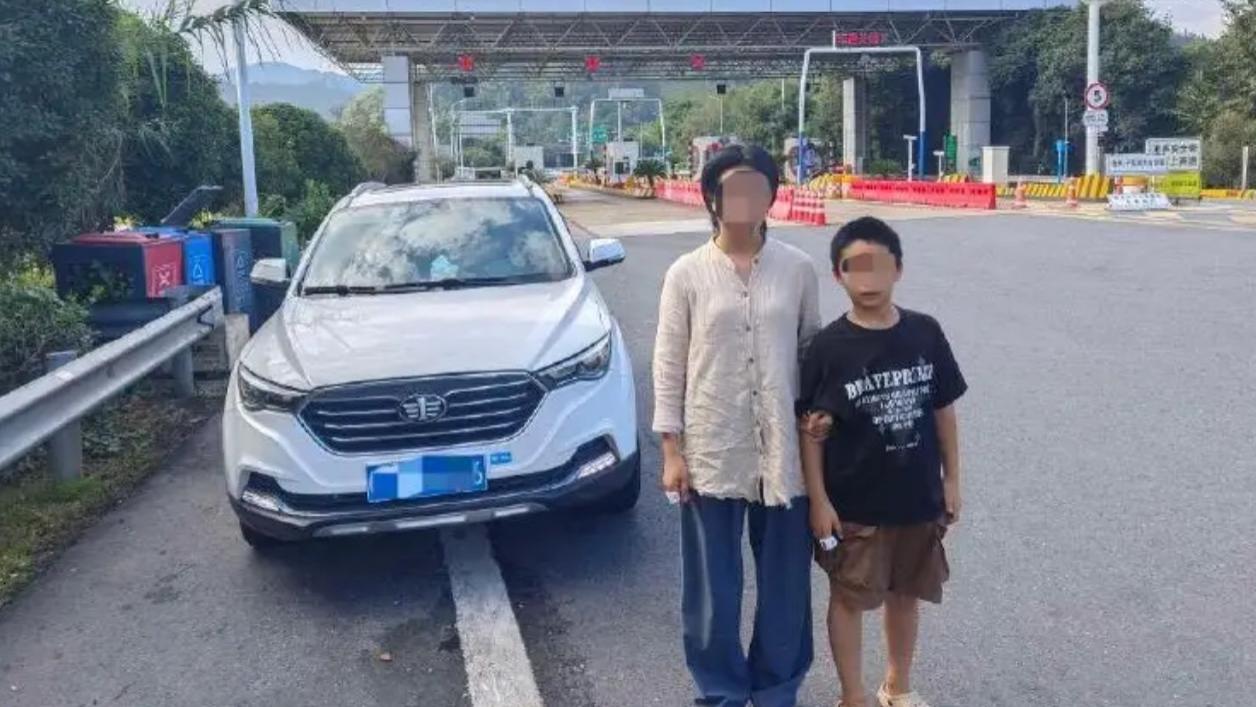 高速车流中惊现独行男童，母亲一个决定险酿大祸
