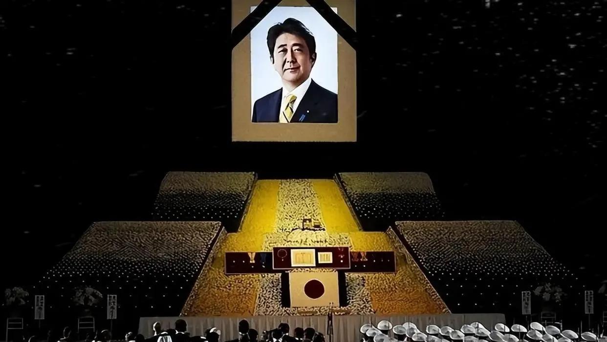 日本前首相安倍晋三因遇刺身亡，日方为他举行了葬礼，场面还是比较隆重的。