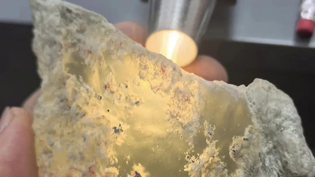 哇！这可是一块，冰清玉莹，如同冰块般清澈透明，质地细腻，结构致密，光泽明亮，呈现出锐利的玻璃光泽