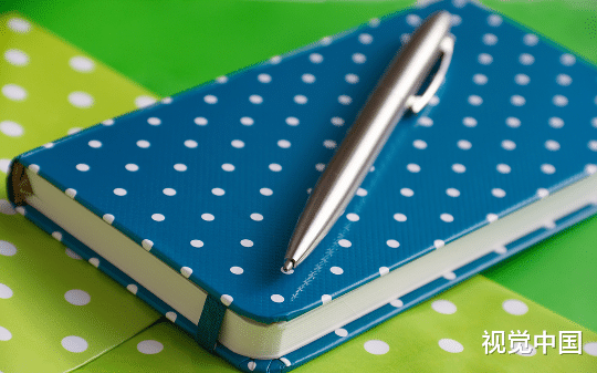 父亲葬礼上母亲在笑，她好像变成了另一个人