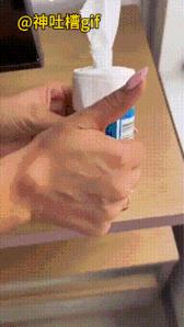 实用生活发明：用一个木签子，戳中油瓶的盖子，再用火去加热，瓶盖受热以后变长，再用