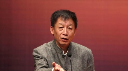 2010年的春日，易中天应邀来到风情独特的东北参与一场文化交流活动。他的行程排得