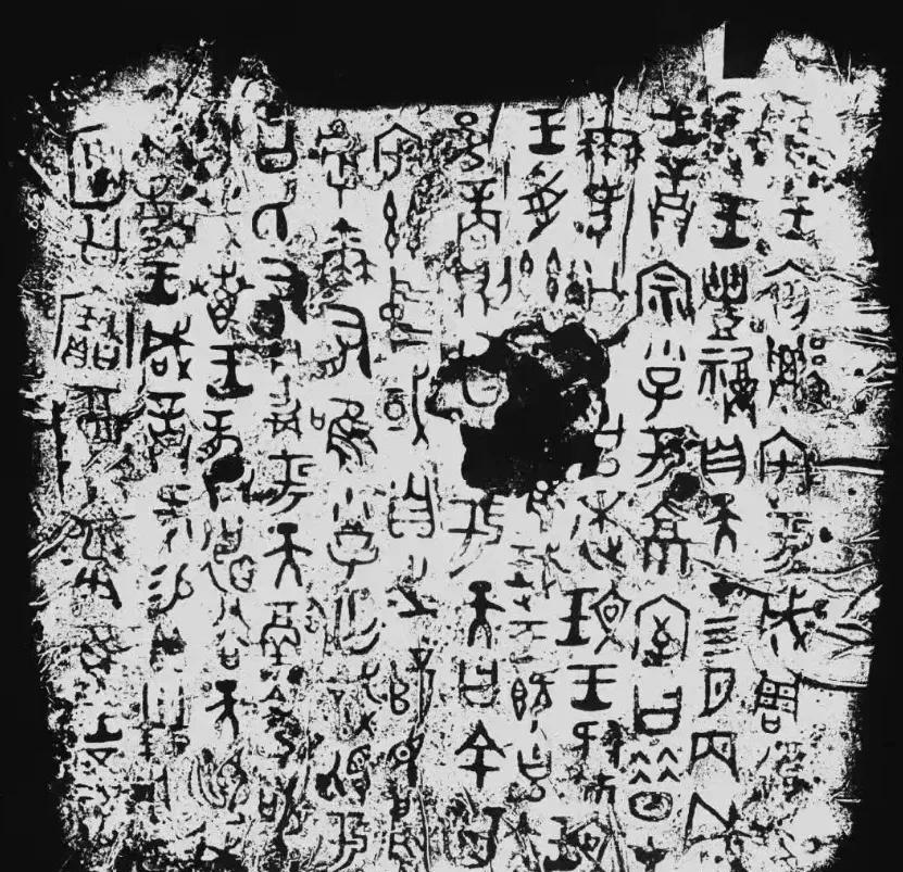 1975年，一顶铜尊即将被送往日本展览。出发前，专家马承源突然被它奇特的造型所吸