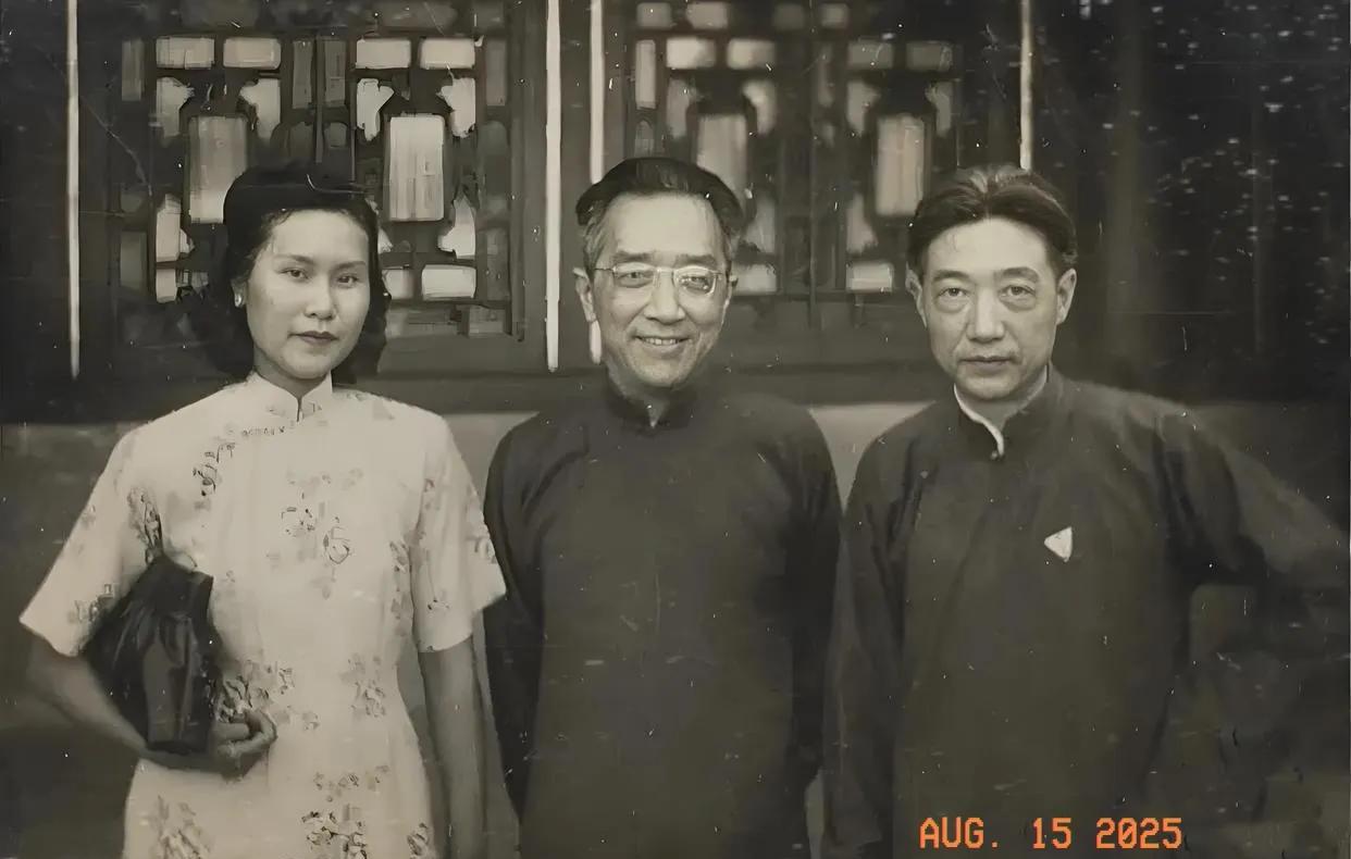 民国时期的老照片
文化学者胡适先生（中）和画家徐悲鸿（右），女士为徐悲鸿妻子廖静