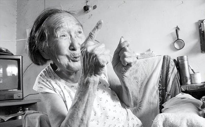 1941年，21岁的女战士莫林被俘，眼看就要被活埋。敌人问：“你认识莫林吗？”莫