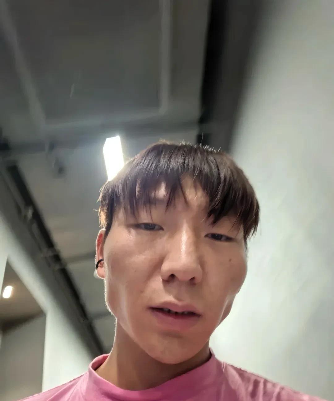 阿如那老师自黑自嘲的本事简直太厉害了！别人对自己的黑图避之不及，他却不一样，直接