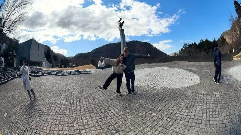 汤洛雯晒和老公旅游相拥甜蜜合照马国明还秀了一把画画水平