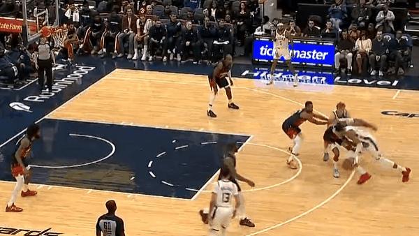 字母哥突破到篮下，迎着防守滞空拉杆强攻上篮打进2+1