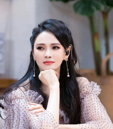 伊能静老师言谈举止都像在写书一样，每字每句都有故事，通俗易懂又不失典雅，才女呀，