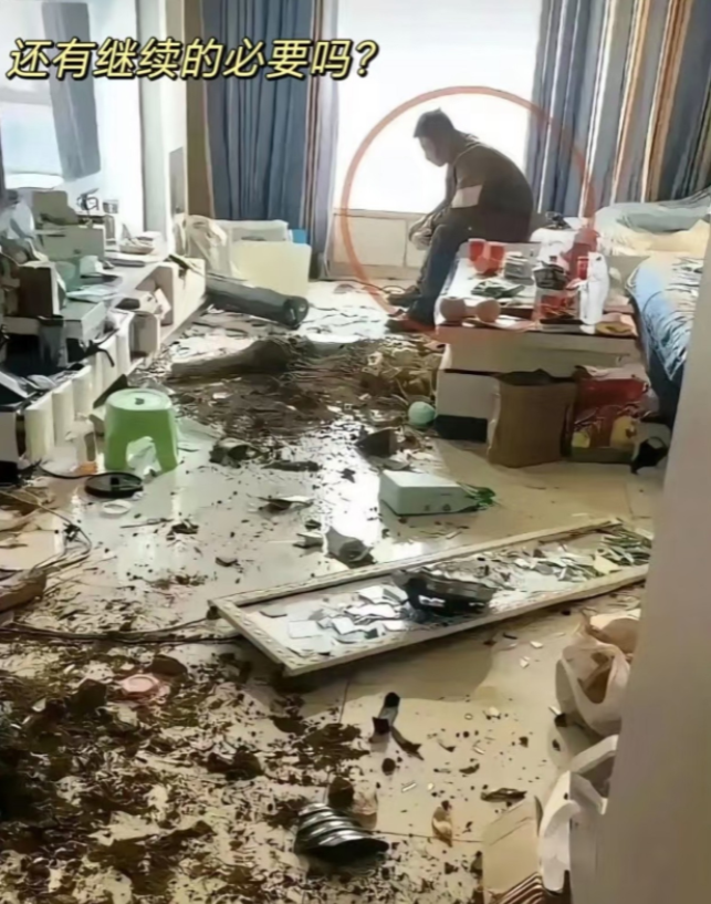 
三观不停地被刷新!
一女子曝光丈夫同一个小区安两个“家”和情人生3子，丈夫说在