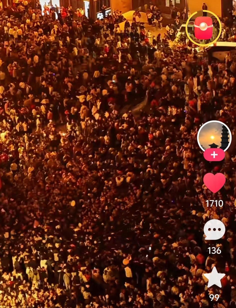 我想了三天三夜也想不明白！
明知道国庆人多还是出去旅游
你们说高速上堵车，旅游景