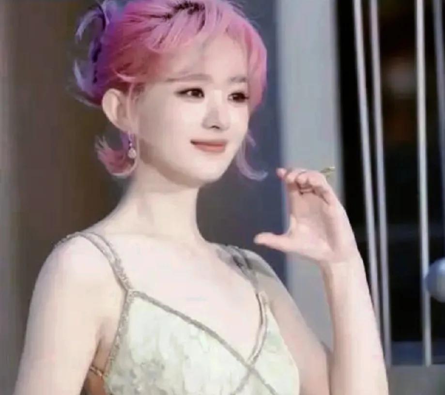 脱离滤镜光环的赵丽颖，竟似邻家阿姨般亲切。
眼下淡淡的痕迹悄然浮现，脸颊略显丰腴