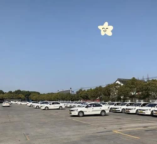 今年55岁了，想去报名考驾照，一重排队的基本上都是年轻人，都比我年轻，我报了手动