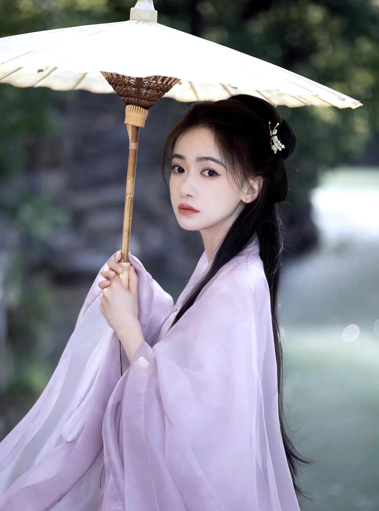 于正直播揭秘吴谨言新剧平番内情：投资方选角博弈下的番位平衡
于正近日在直播中曝光