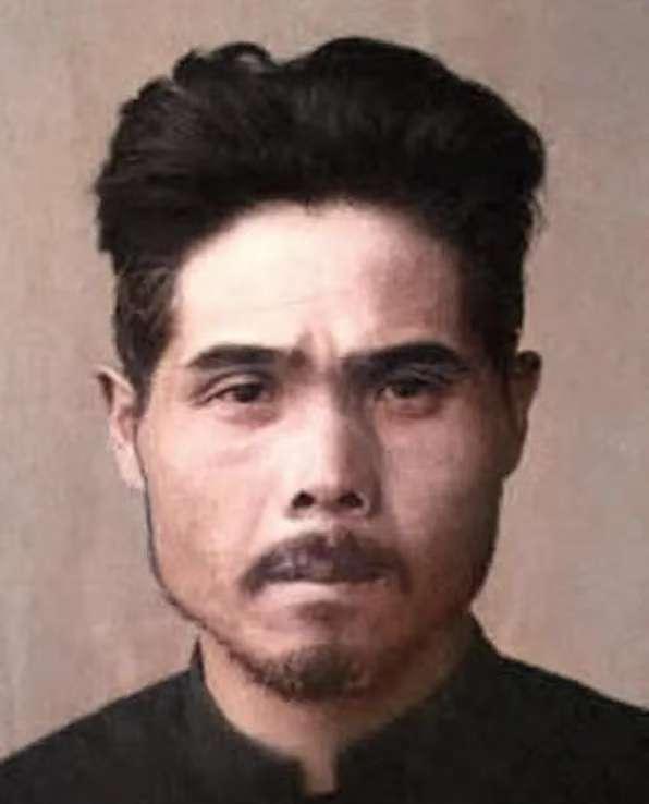 1943 年松井曹长用木棒捅进妇女的身体，见妇女痛苦惨叫，大谷上等兵说：“短了，