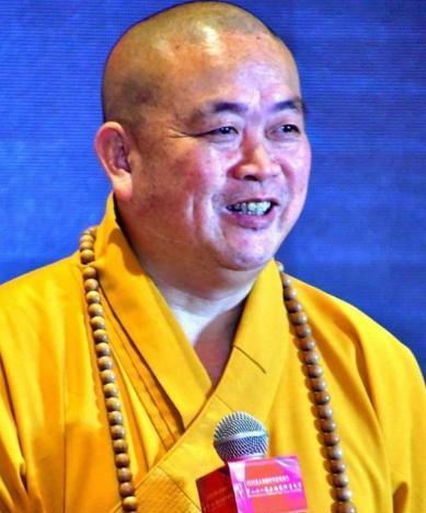 不对劲，释永信81年出家，他头上为啥没点？
戒疤制度1983年才废除，释永信19