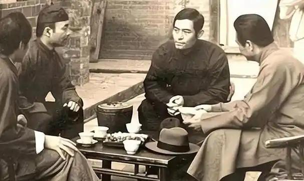 1942年，地下党员赵兴兰被捕。一个伪军给他送饭时，突然敲了敲碗底，还说要救他出
