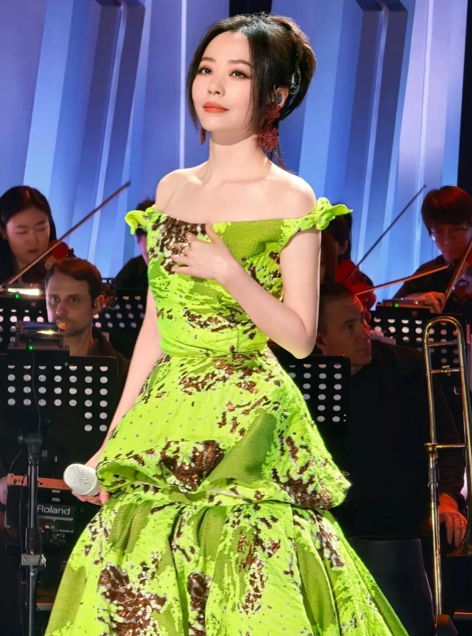 11月23日，41岁歌手张靓颖的一篇长文让“带状疱疹”再次走进大众视野。她在文中