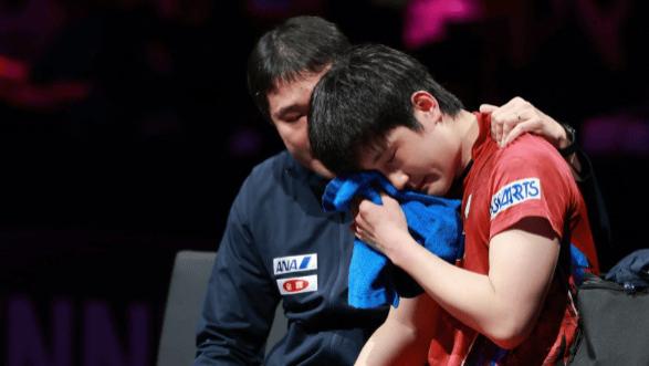 4-1打哭日本张本智和，国乒提前包揽2项冠军，谁注意王楚钦变化