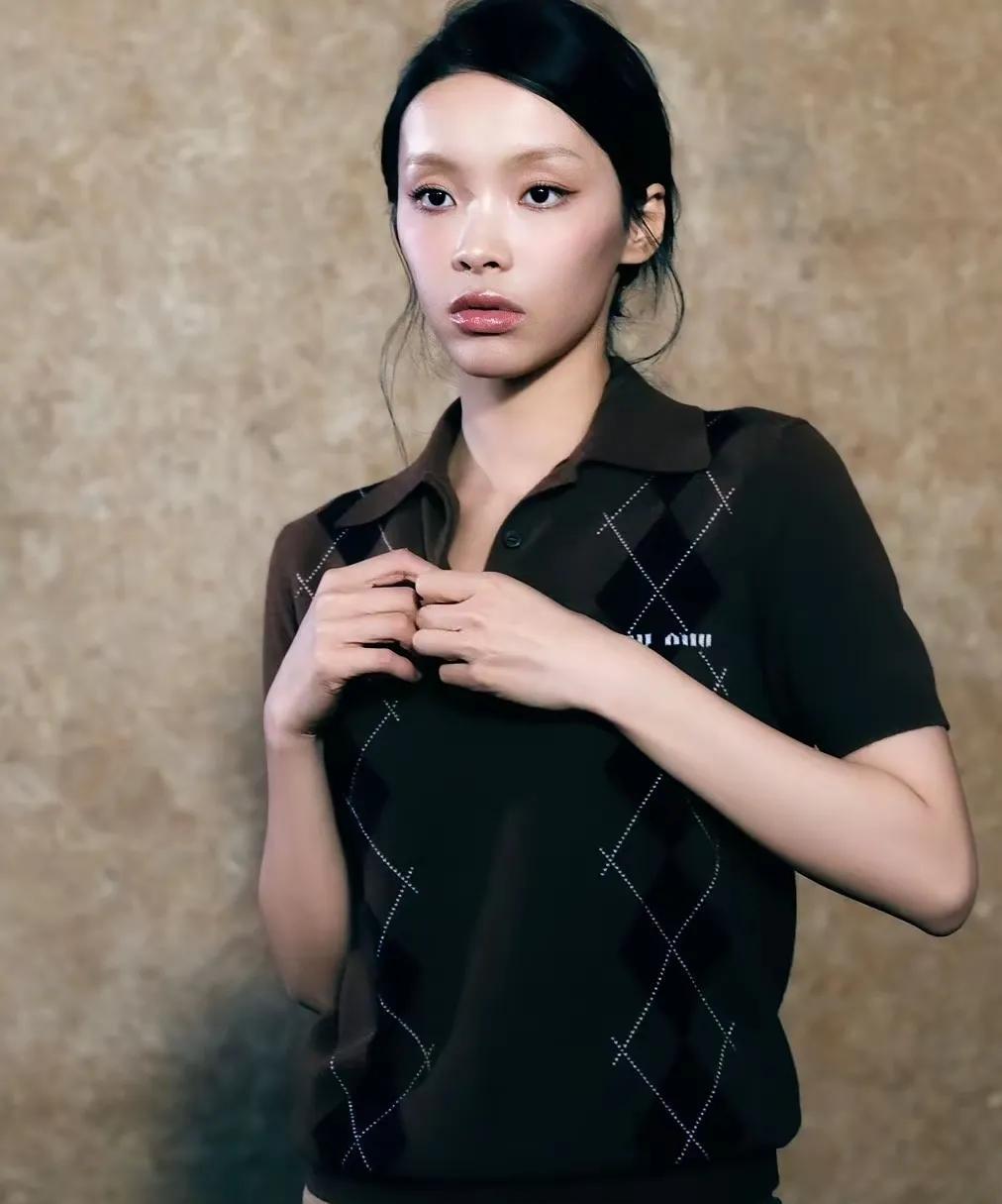 《扫毒风暴》很多人质疑她的演技，我倒觉得五百导演选角真是眼光独特。
据说这个演吴