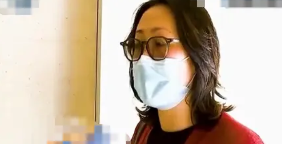 夫妻俩在饭店吃饭，丈夫开啤酒瓶时不小心划伤了手，缝了四针。妻子向饭店索赔医疗费、