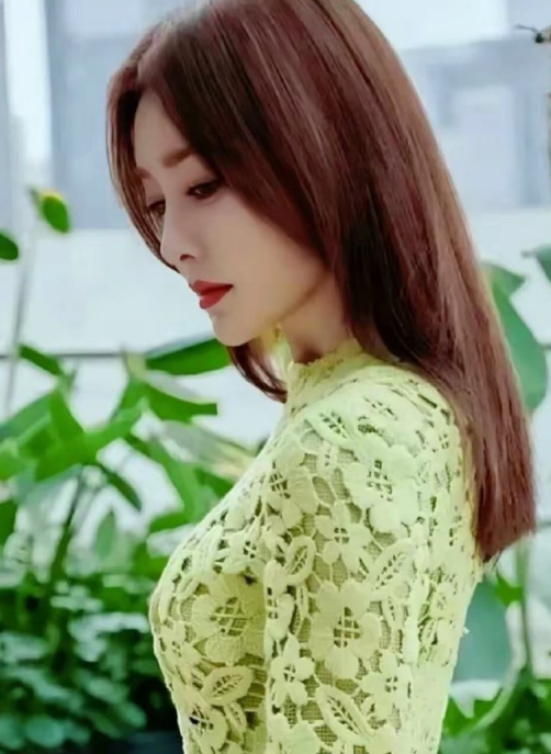 景甜白色礼服写真，优雅大方