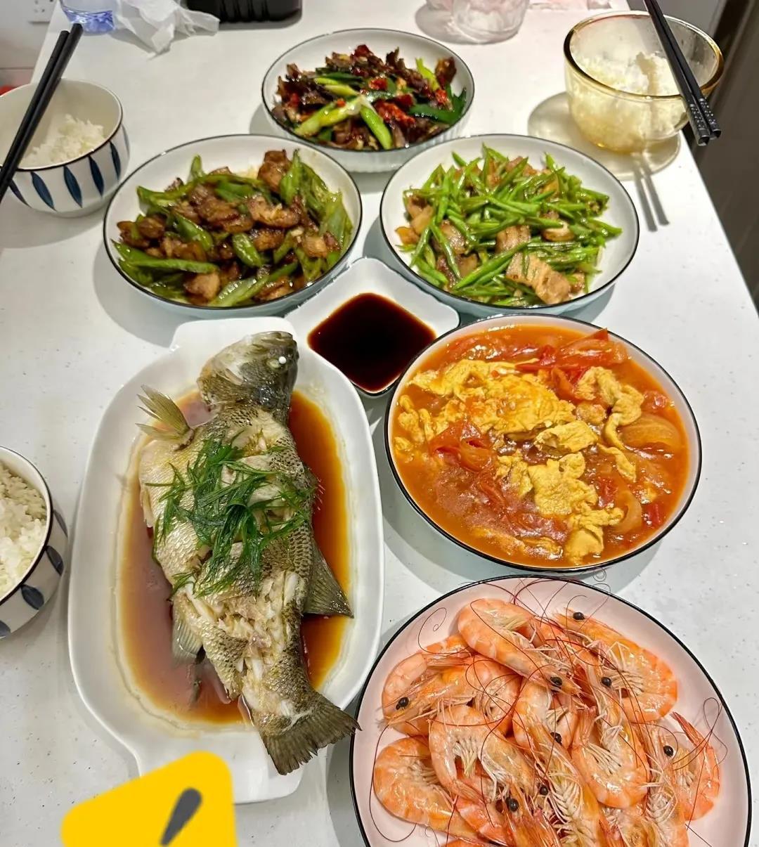 真是不会过日子！

今天去小叔子家，他们正在吃饭，又是大鱼大肉一大桌。一共四