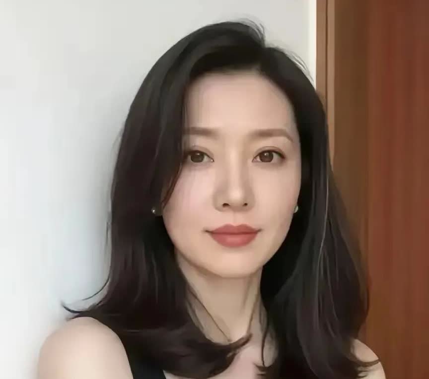 昨天陪朋友在车市逛了一圈，他看中了这辆2007年的奥迪A8，的确，尽管依然端庄，