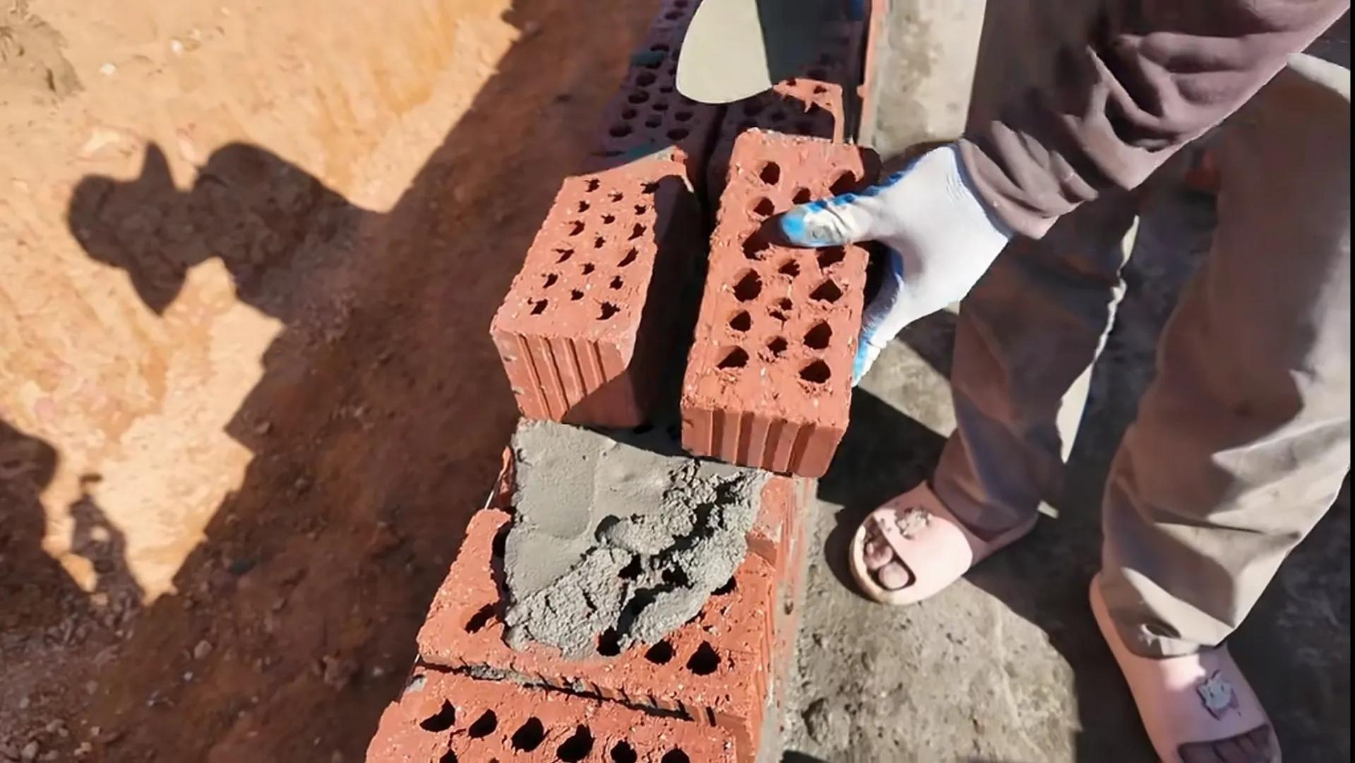 牛牛在老挝盖房难找泥工师傅，怎么不切换思路去充分利用小工呢？