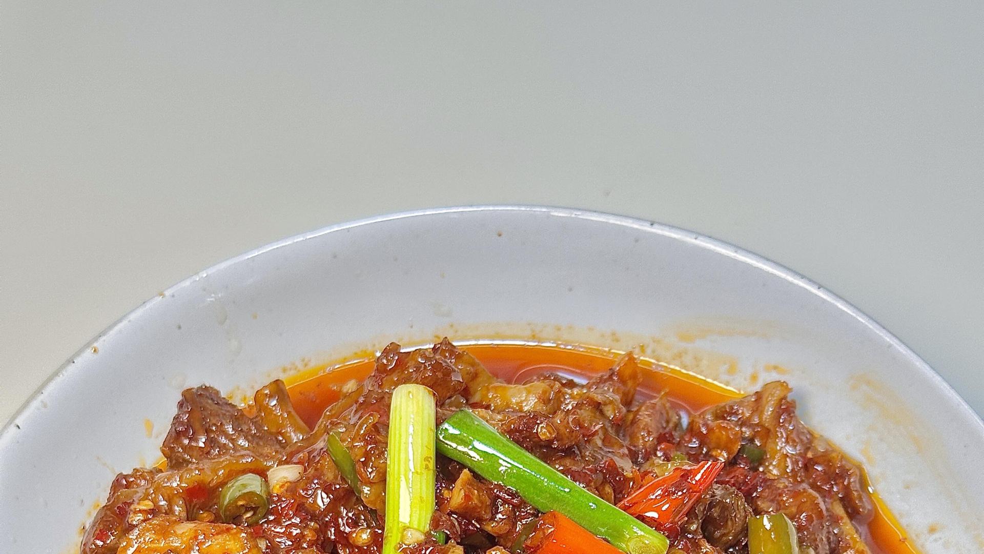 香辣牛腩的“秘密武器”！一勺调料让全家抢光，手残党也能秒变大厨。