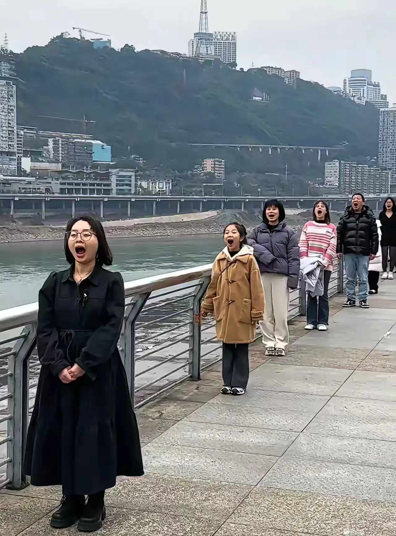 她们这是在干什么啊？？？