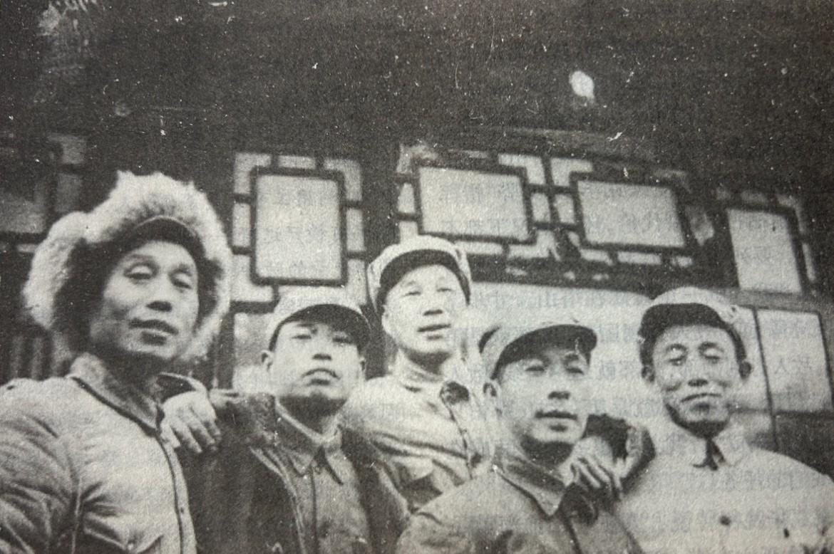 解放战争期间，吴克华（左二）与杨成武（左三）、莫文骅（左四）等合影#新锐创作者成