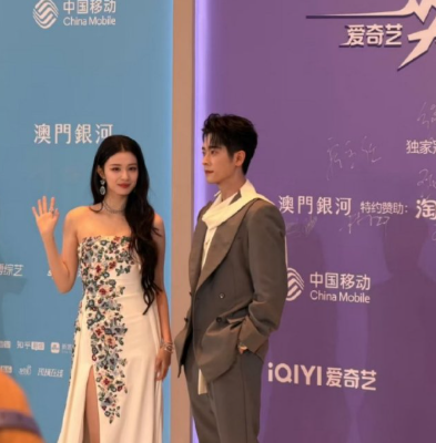 这次红毯两人的互动好爱，上一秒高冷摆pose，下一秒哈哈大笑，还一起抛媚眼饭撒，