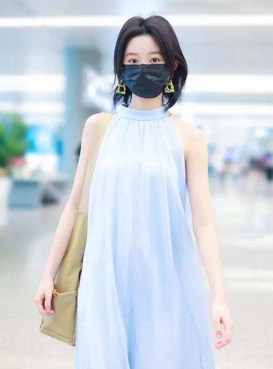 黄杨钿甜被央媒认证后毫发无损，证明了杀不死的小强确实会变得更强大。
估计她之后一