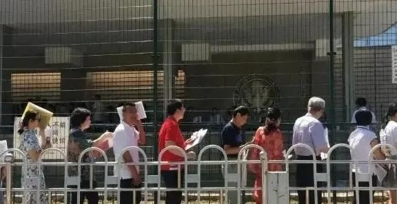 排长队办签证，真是怪现象











---











你