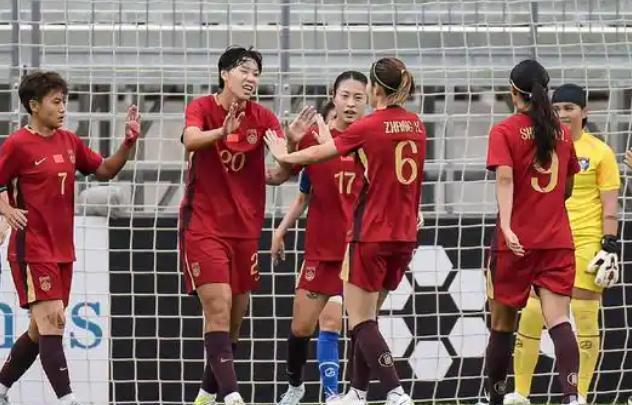 北京时间7月16日，女足东亚杯迎来第三轮的较量，赛程如下：
第一场15：00，中