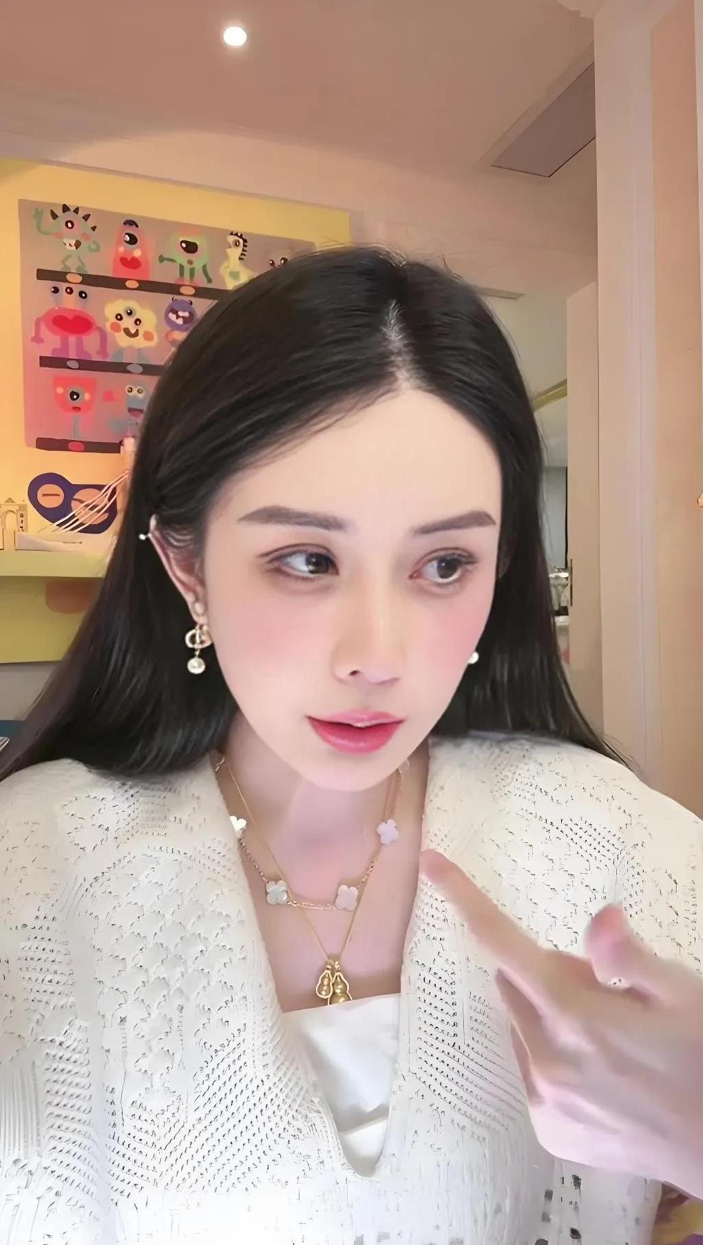 韦雪家的保姆还有另一个身份，唱歌主播。
韦雪悄悄告诉了大家一个秘密，在她家工作多