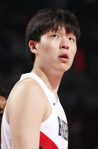 杨瀚森的防守就太不行了、一个是防守意识，站位、一个是身体对抗还是差点意思，看比赛