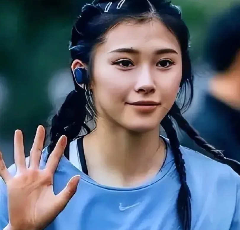 吴艳妮这姑娘真是让人又心疼又佩服，带伤上阵拼下一块亚锦赛铜牌，赛后还哭着鞠躬道歉