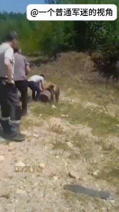 哈萨克斯坦，一头棕熊在偷吃牛奶时导致头塞进装牛奶的铁桶中拔不出来了。一群热心的哈