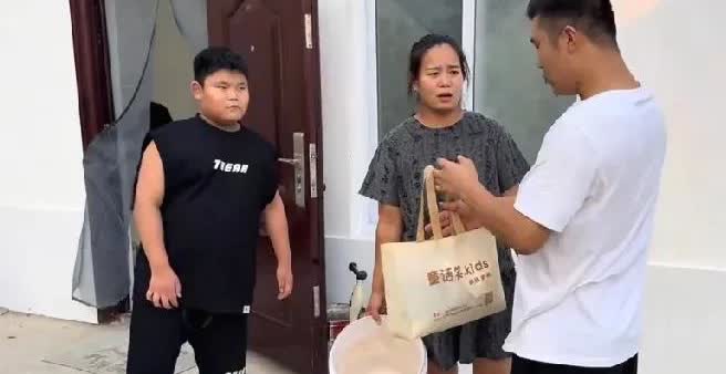 如果李佳知道阿杜又给他妈钱，还会回来吗？
雨露开播连线阿杜，直接问阿杜把钱还给