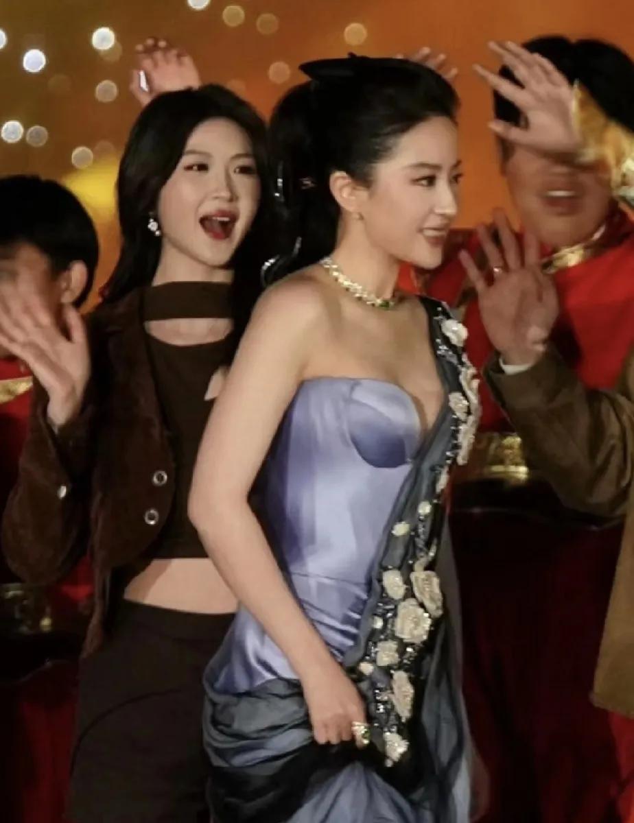 笑不活了，
刘亦菲不怕被吃了吗？