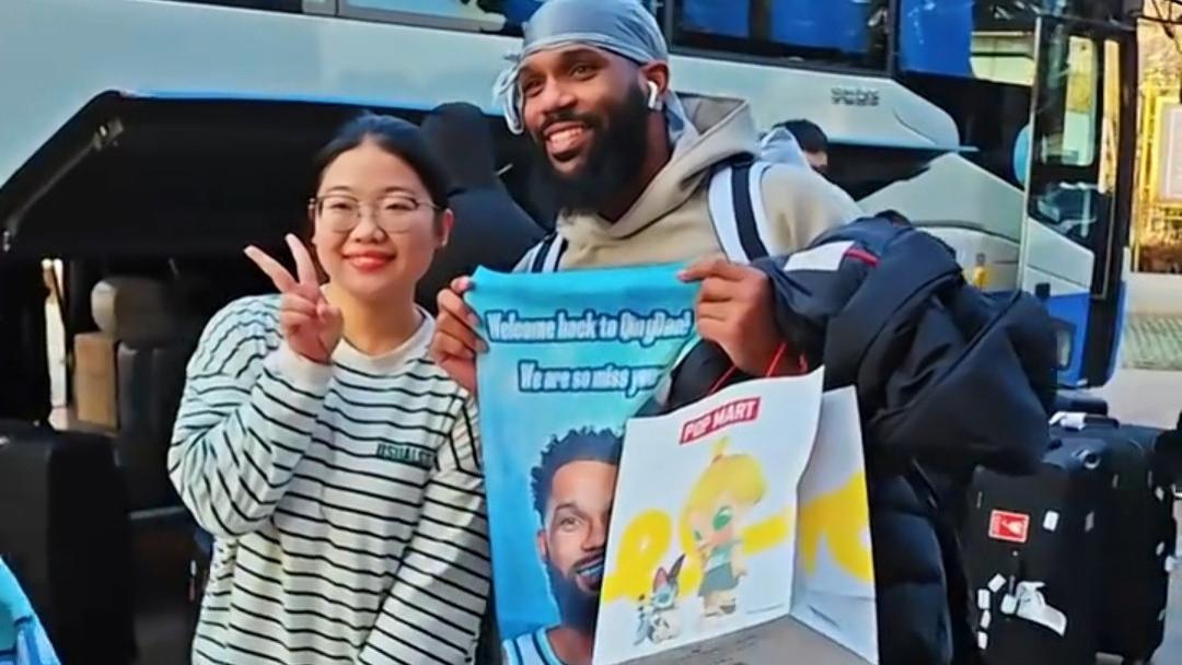 山东男篮最新消息，全员抵达青岛，鲍威尔人气真高，齐鲁德比即将上演