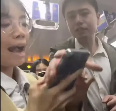 地铁猥亵男子事件持续发酵，引发全民道德谴责风暴。涉事男子父亲在电话中哽咽："家门