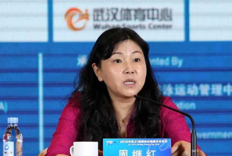 周继红是怎么坐稳跳水队头把交椅的？
说一件鲜为人知的事吧。
多年以前，她一个人跑