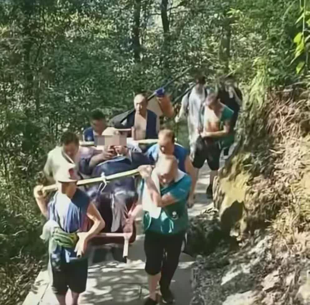 终于研究明白，
为啥男子愿意花20000请轿夫抬上峨眉山，
不是因为他人体重